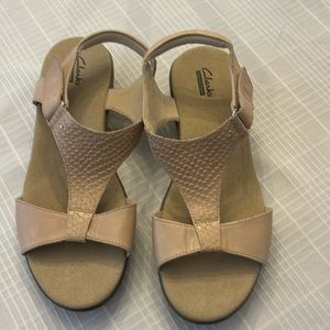 CLARKS UNSTRUCTURED SOFT LEATHER Cream Comfort Sandals. Size 9.5